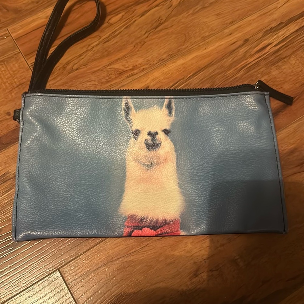 Lama clutch with strap
